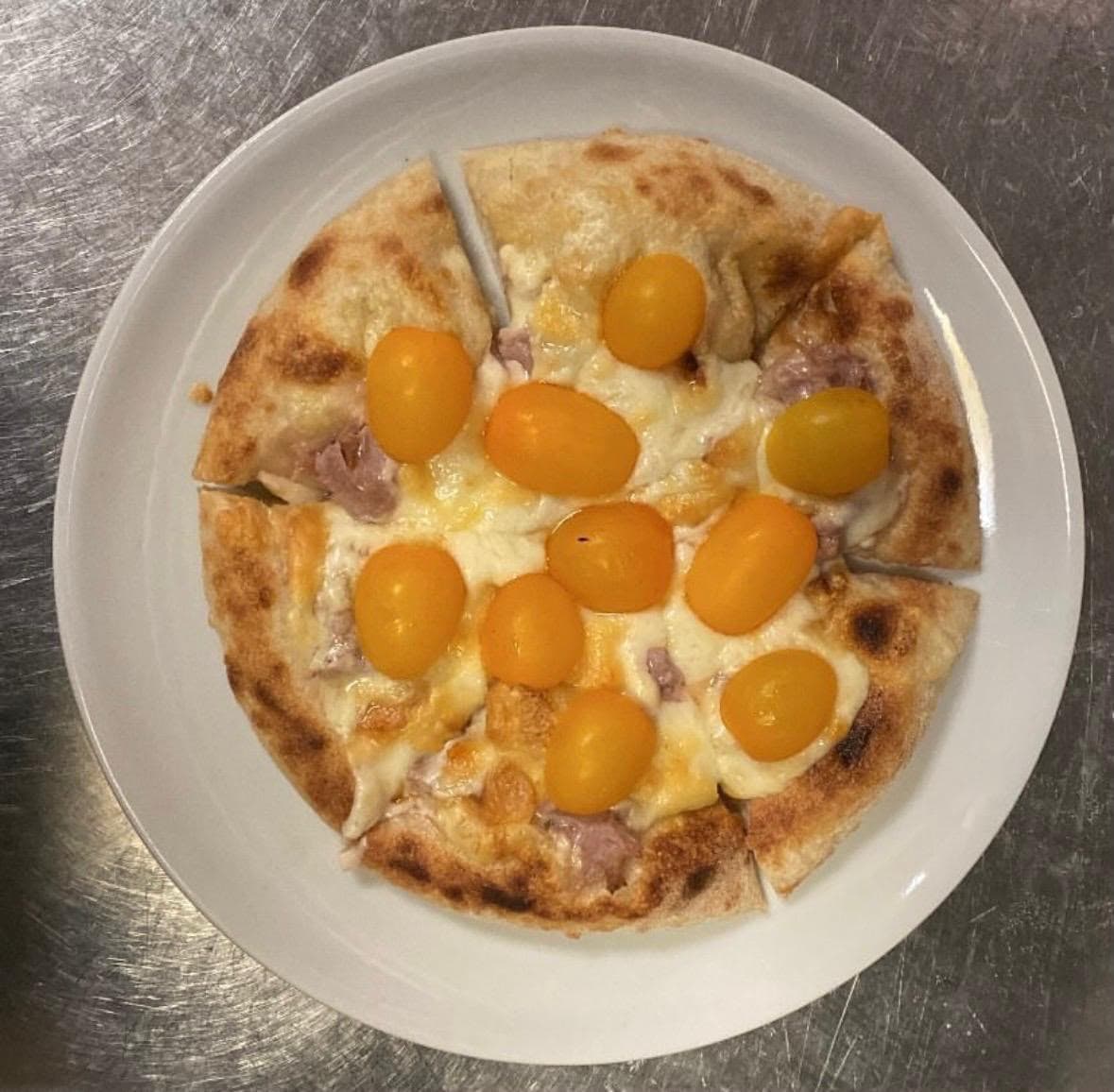 Pizza con pomodorini gialli