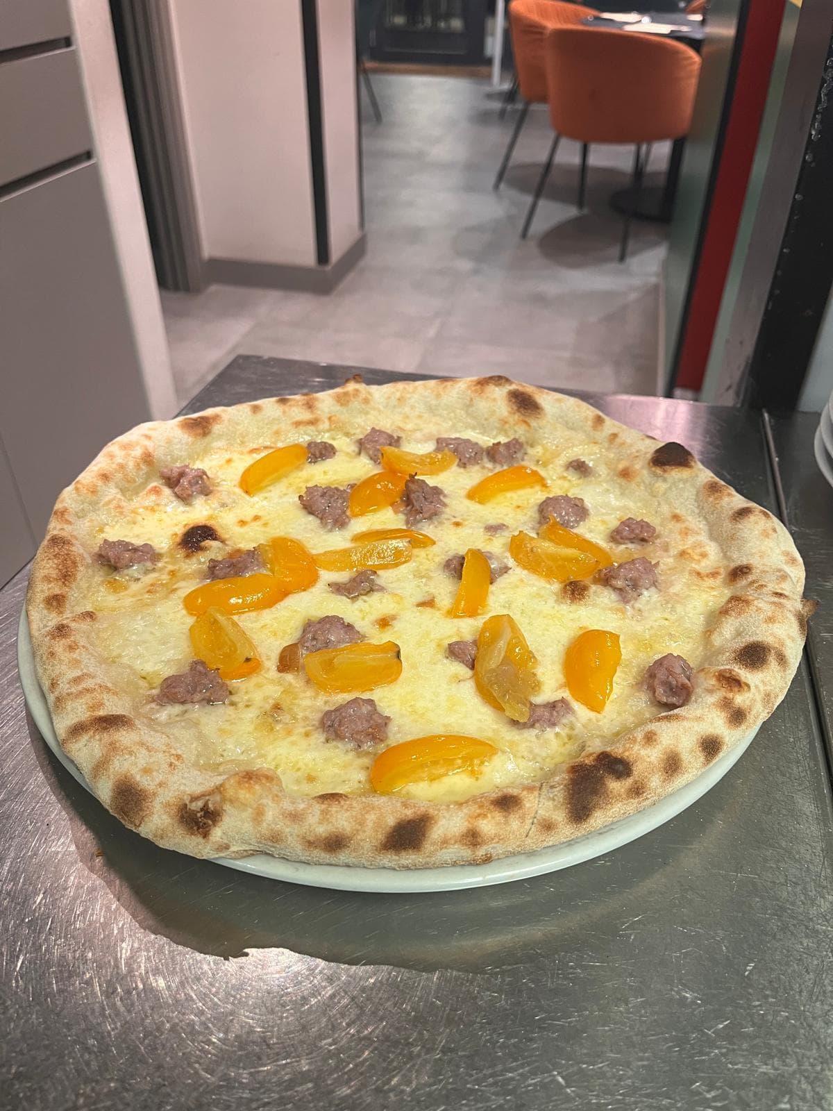 Pizza salsiccia e pomodorini gialli